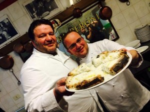 pizzeria-elite-stefano-callegari-e-pasqualino-rossi-con-la-pizza-cacio-e-pepe